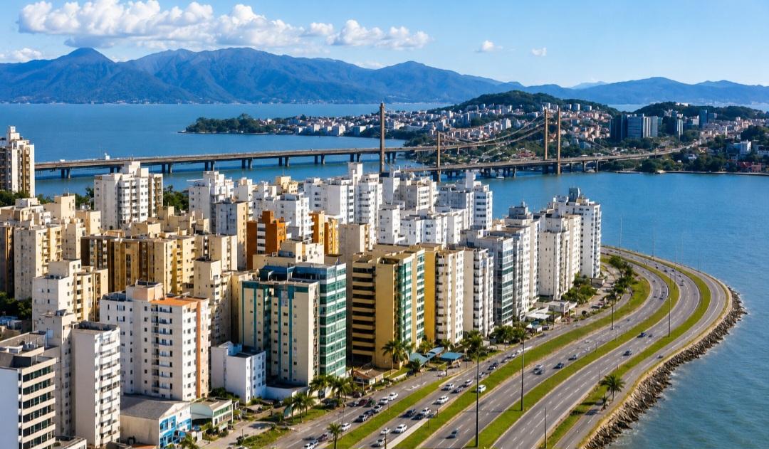 Vista panorâmica de Florianópolis, cidade reconhecida pelas belas praias, natureza preservada e excelente qualidade de vida.