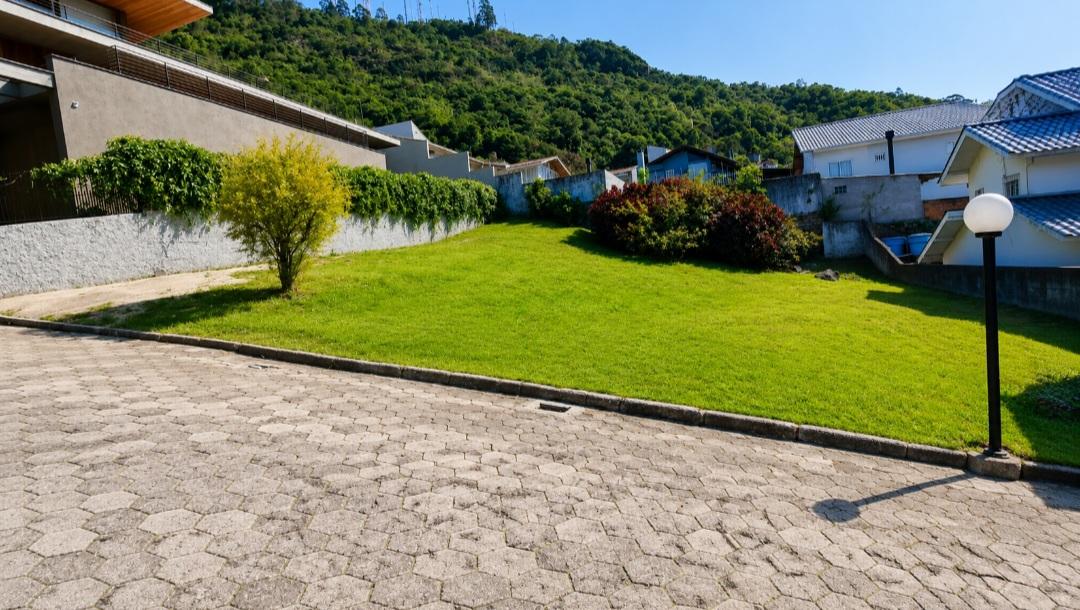 Vista frontal do amplo terreno em bairro seguro em Florianópolis