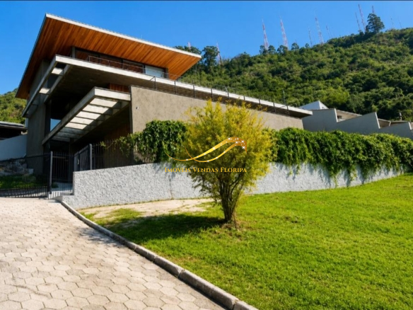 Vista frontal do terreno residencial localizado no bairro Trindade, em Florianópolis, com excelente localização e fácil acesso à UFSC, ao Centro e aos principais serviços da região.