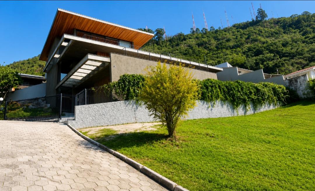 Vista frontal do terreno residencial localizado no bairro Trindade, em Florianópolis, com excelente localização e fácil acesso à UFSC, ao Centro e aos principais serviços da região.