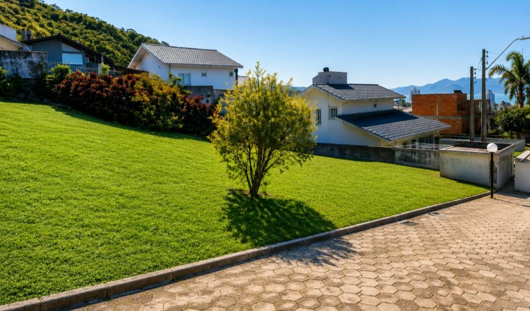 Terreno residencial na Trindade, em Florianópolis, ideal para construção de residência, situado em uma das regiões mais valorizadas e bem localizadas da cidade.