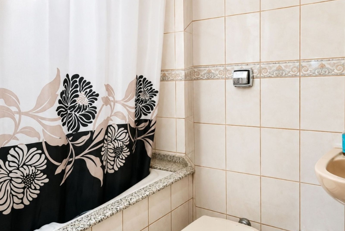 Banheiro funcional com ventilação natural, oferecendo conforto e praticidade em casa no Itacorubi.