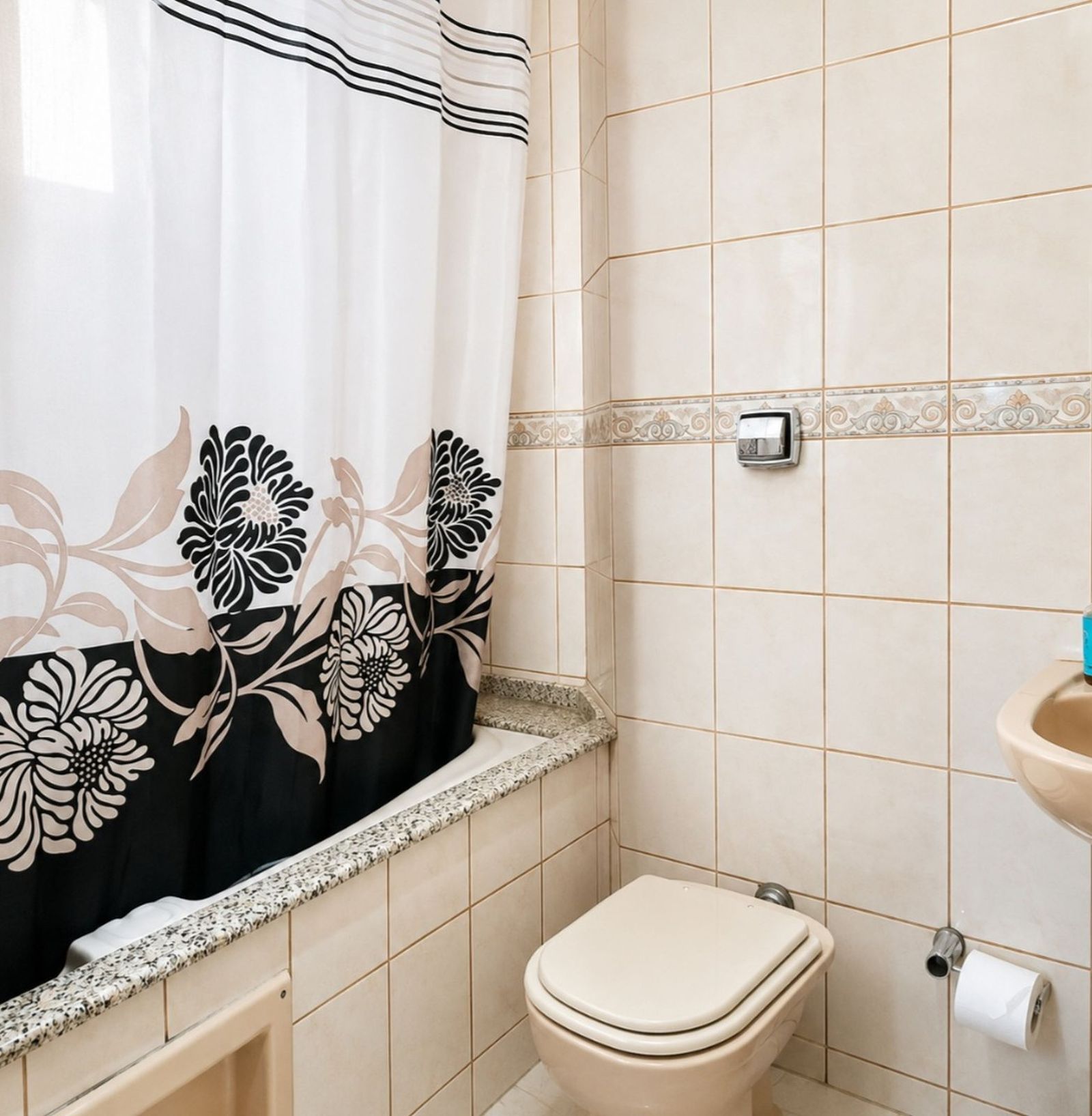 Banheiro funcional com ventilação natural, oferecendo conforto e praticidade em casa no Itacorubi.
