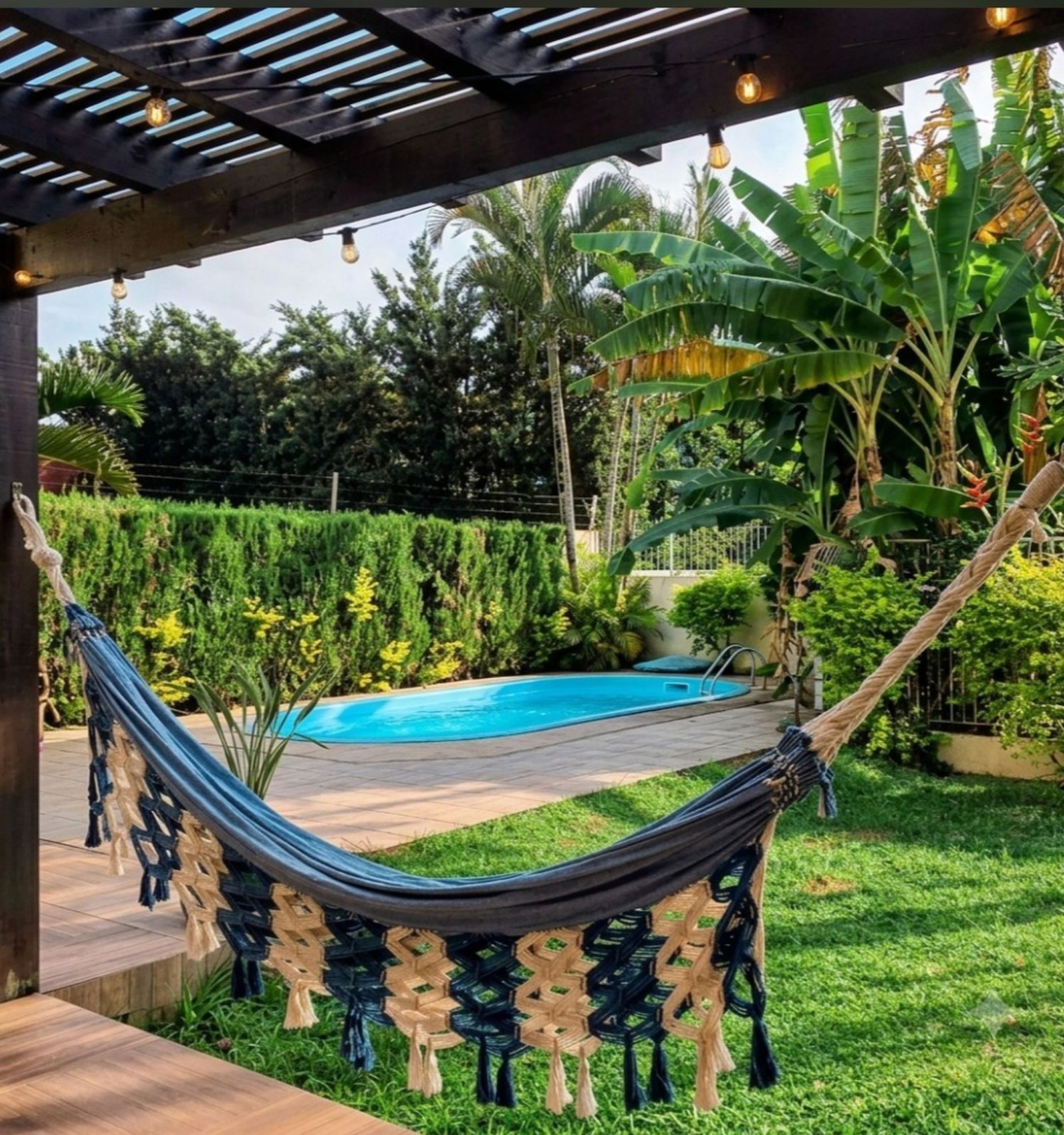 Área de lazer com piscina e jardim em casa a venda no Parque São Jorge, Florianópolis.