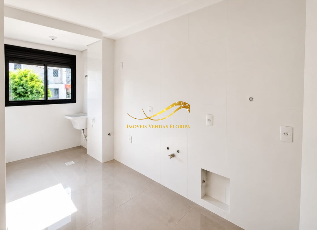 Cozinha com piso em porcelanato e esquadrias de alumínio com pintura eletrostática preta em apartamento na Trindade.