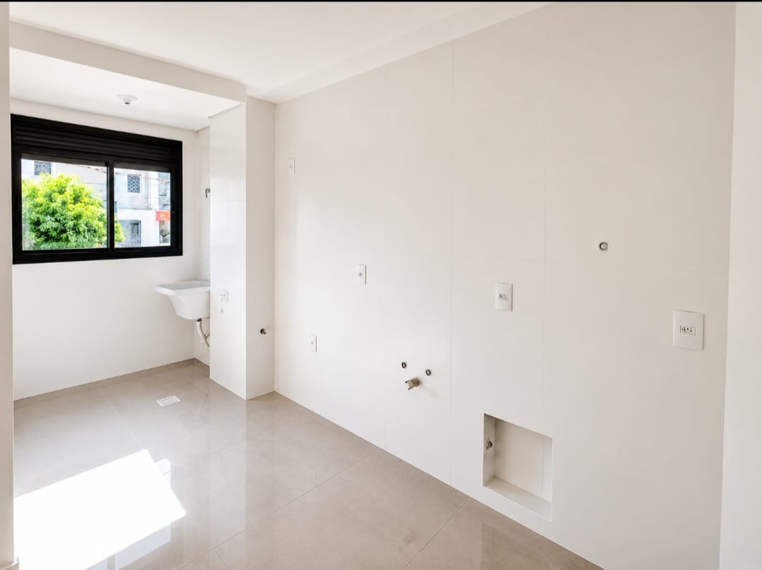 Cozinha com piso em porcelanato e esquadrias de alumínio com pintura eletrostática preta em apartamento na Trindade.