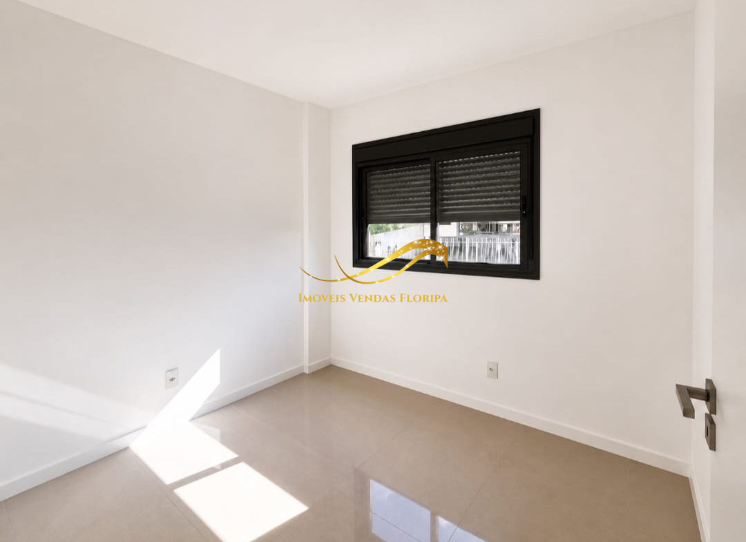 Quarto com piso em porcelanato, portas laqueadas Pormade e janela de alumínio com persiana de enrolar na Trindade.