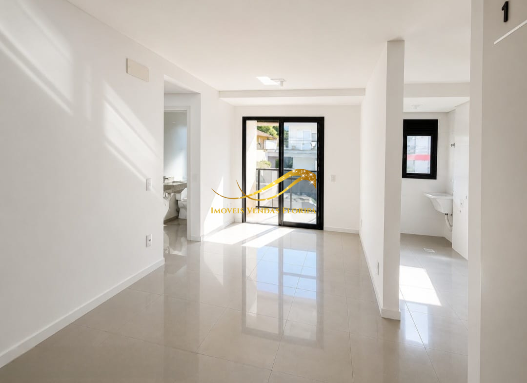 Sala de estar e jantar integrada com cozinha americana e sacada de frente para a rua em apartamento na Trindade.