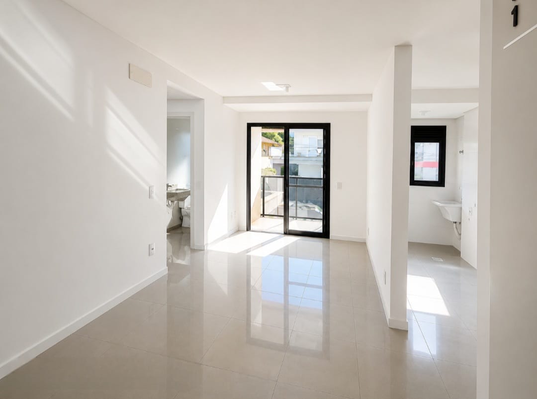 Sala de estar e jantar integrada com cozinha americana e sacada de frente para a rua em apartamento na Trindade.