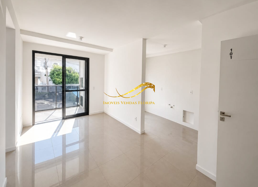 Cozinha americana integrada à sala de estar e jantar em apartamento moderno no bairro Trindade, Florianópolis.
