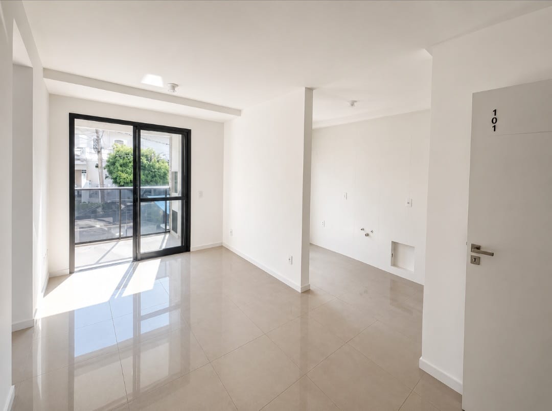 Cozinha americana integrada à sala de estar e jantar em apartamento moderno no bairro Trindade, Florianópolis.