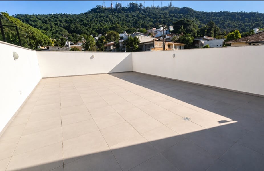 Terraço privativo amplo na Trindade, ideal para quem busca espaço de casa para pets e lazer com hidromassagem.