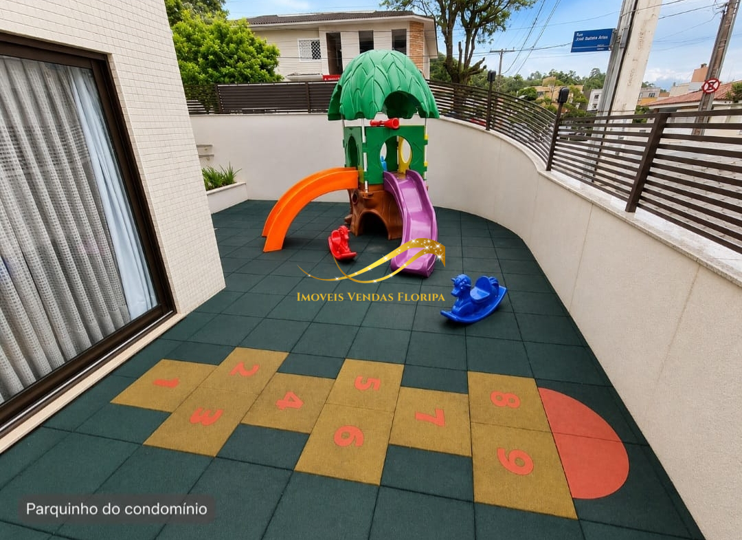 Playground infantil seguro e ao ar livre na área de lazer de residencial no bairro Trindade, Florianópolis.
