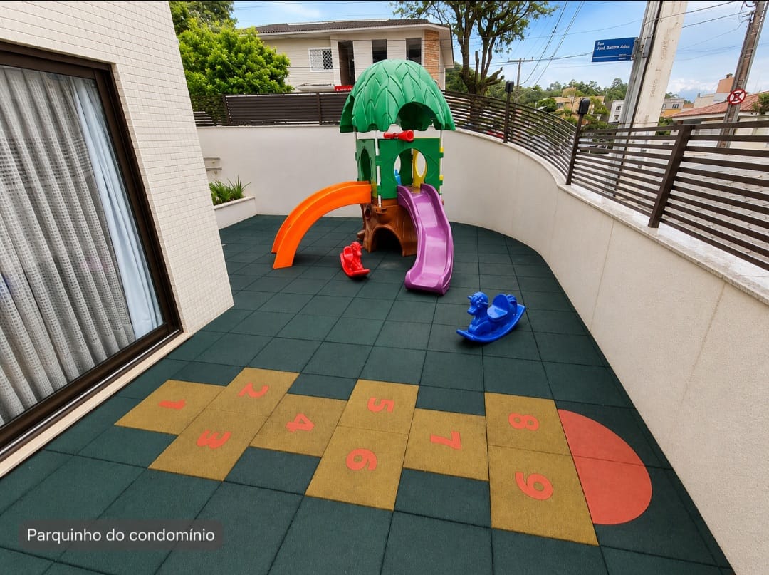 Playground infantil seguro e ao ar livre na área de lazer de residencial no bairro Trindade, Florianópolis.