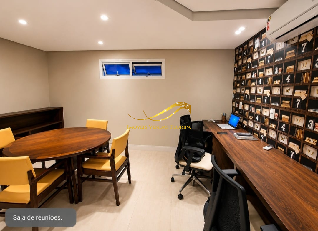 Sala de reuniões e estudos equipada para home office e coworking em condomínio na Trindade, Florianópolis.