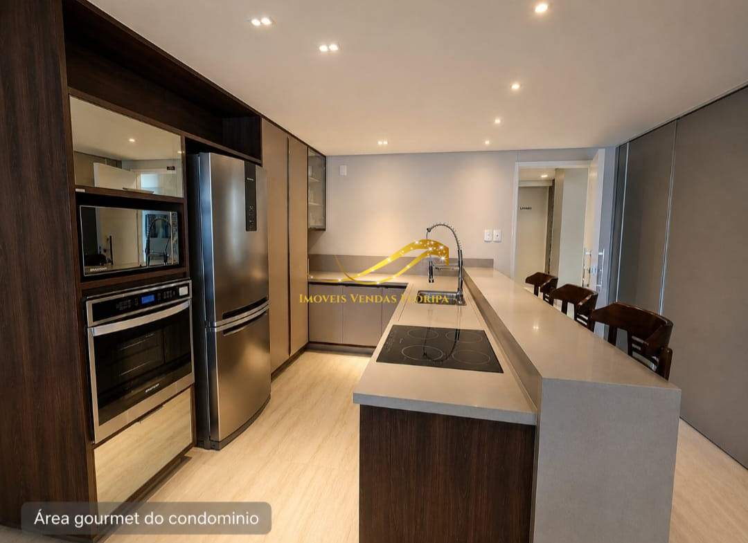 Espaço gourmet moderno com portas de correr que permitem integração total e ampliação do ambiente no condomínio.