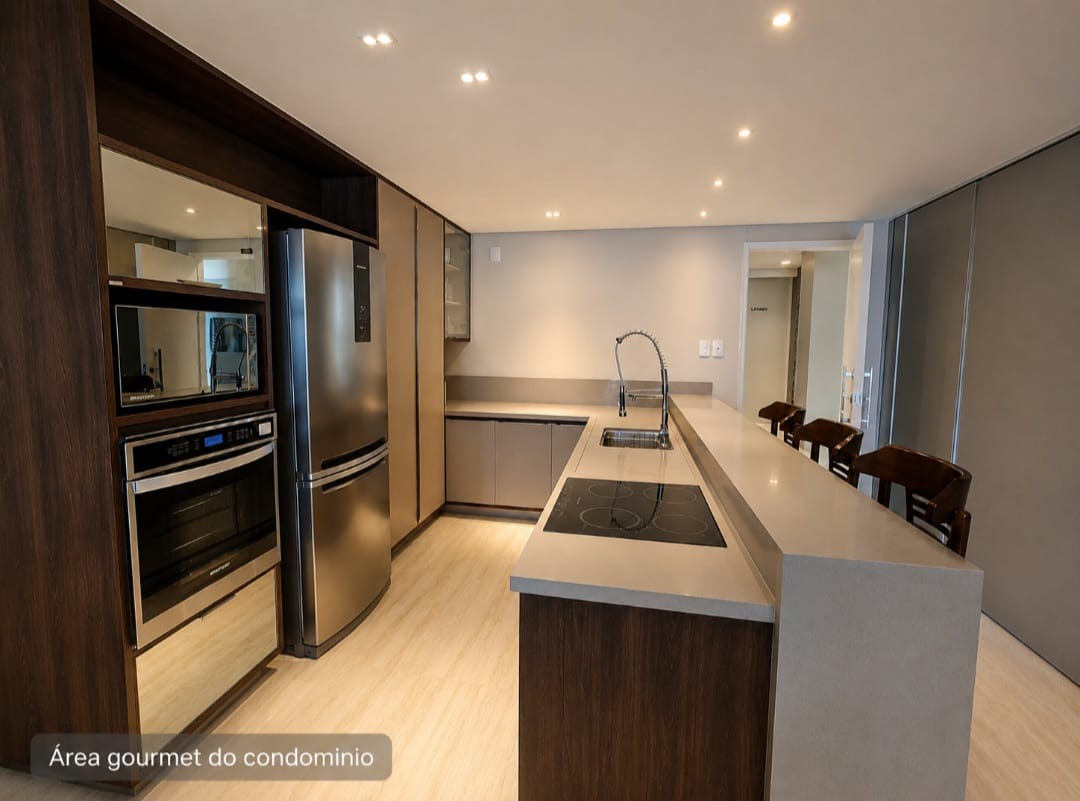 Espaço gourmet moderno com portas de correr que permitem integração total e ampliação do ambiente no condomínio.