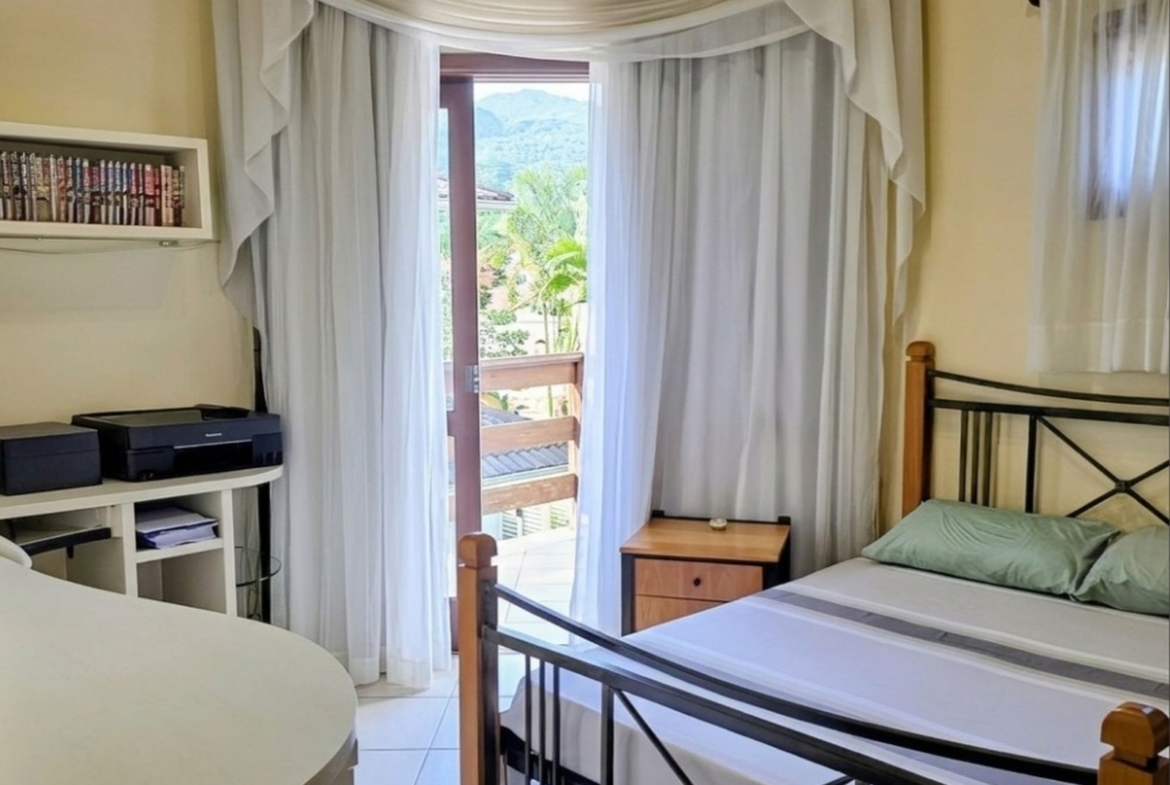 Detalhe do dormitório com acesso à sacada, iluminação natural e vista, ideal para ambientes tranquilos no Itacorubi.