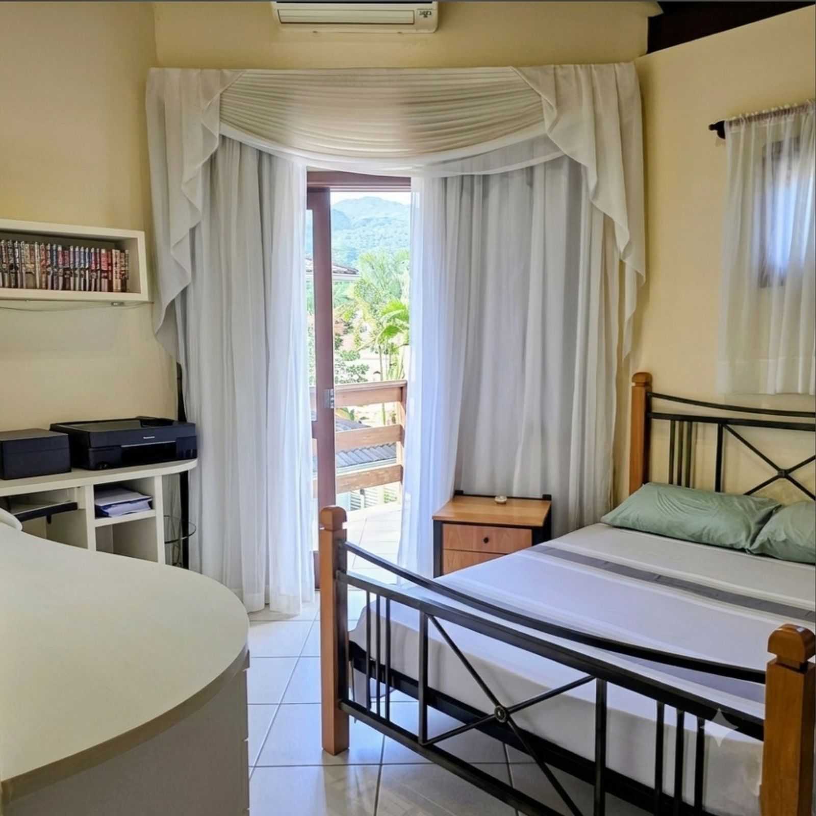 Detalhe do dormitório com acesso à sacada, iluminação natural e vista, ideal para ambientes tranquilos no Itacorubi.