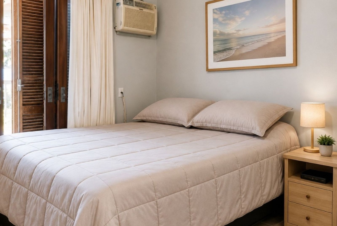 Suíte no térreo, ar-condicionado e design acolhedor, oferecendo praticidade e bem-estar em casa no Itacorubi.