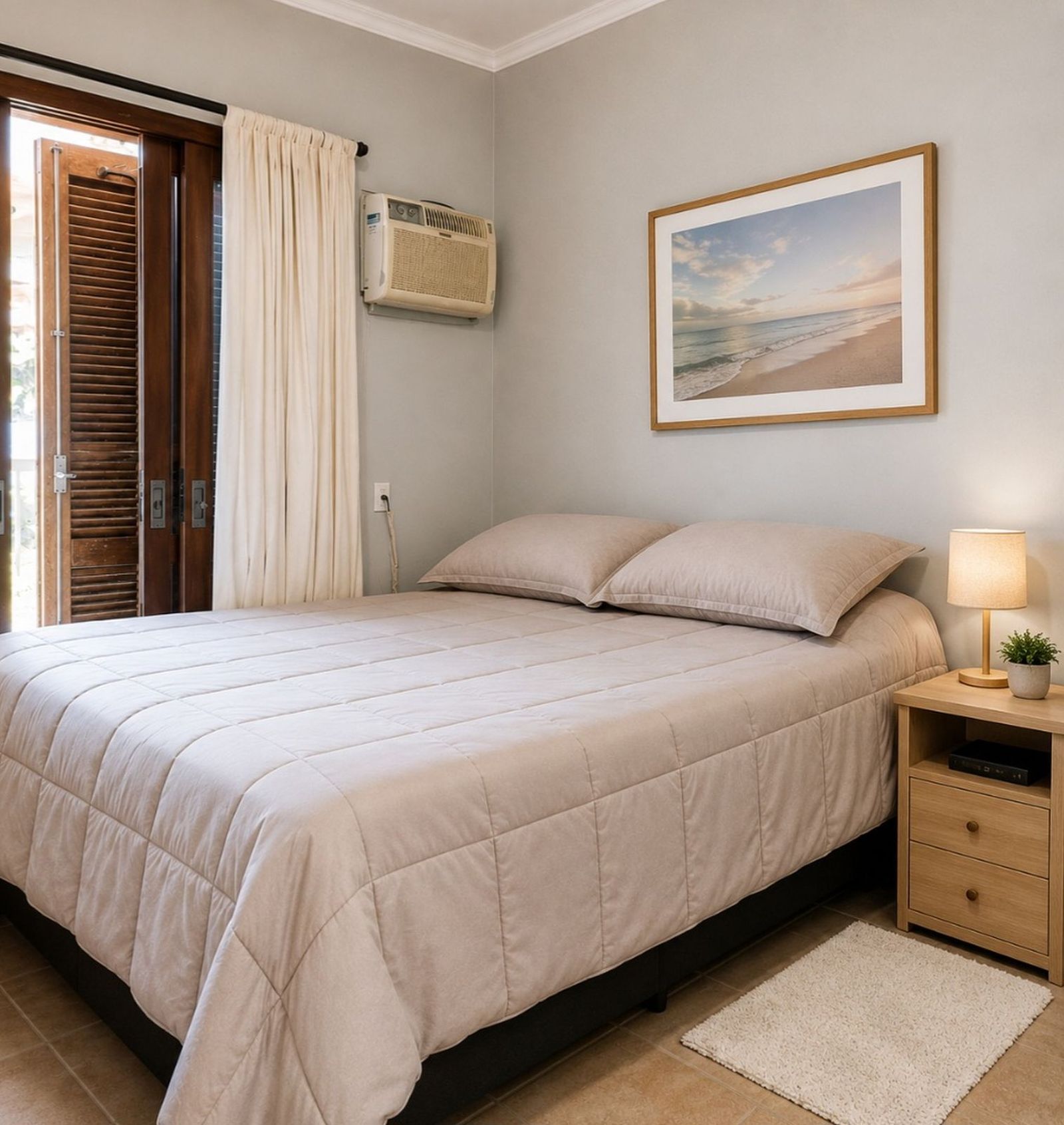 Suíte no térreo, ar-condicionado e design acolhedor, oferecendo praticidade e bem-estar em casa no Itacorubi.
