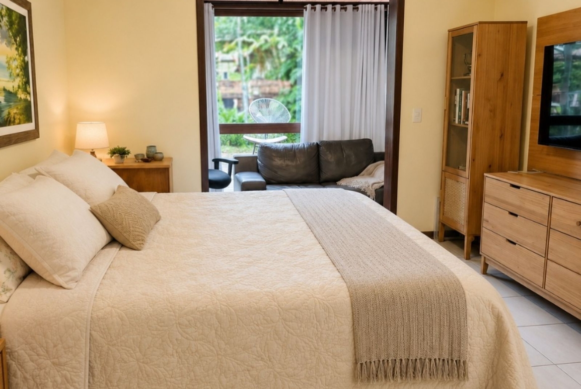 Suíte master com home office, closet e hidromassagem, banhada pelo sol da manhã e com ventilação cruzada no Itacorubi.