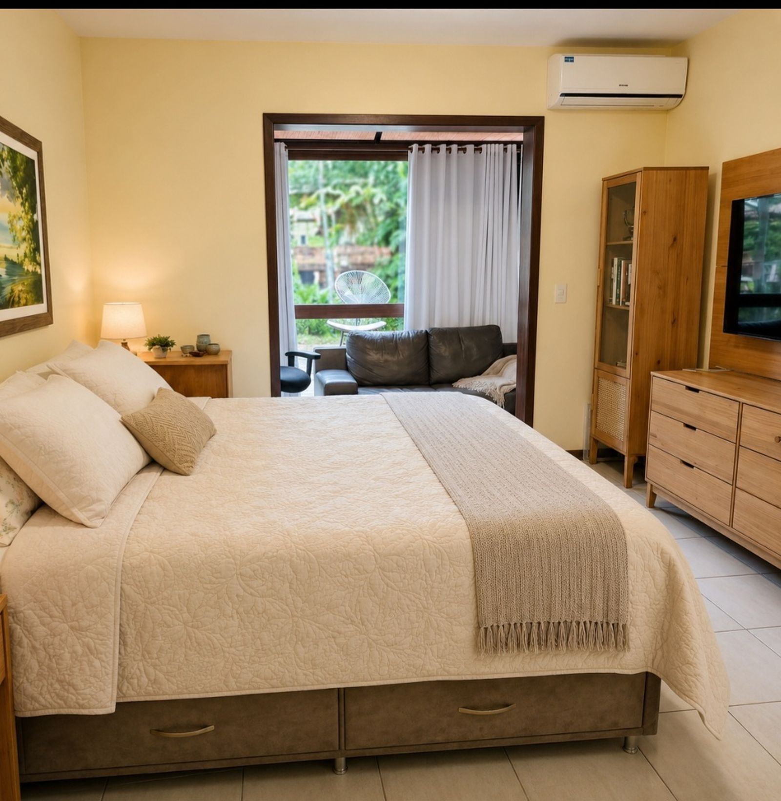 Suíte master com home office, closet e hidromassagem, banhada pelo sol da manhã e com ventilação cruzada no Itacorubi.