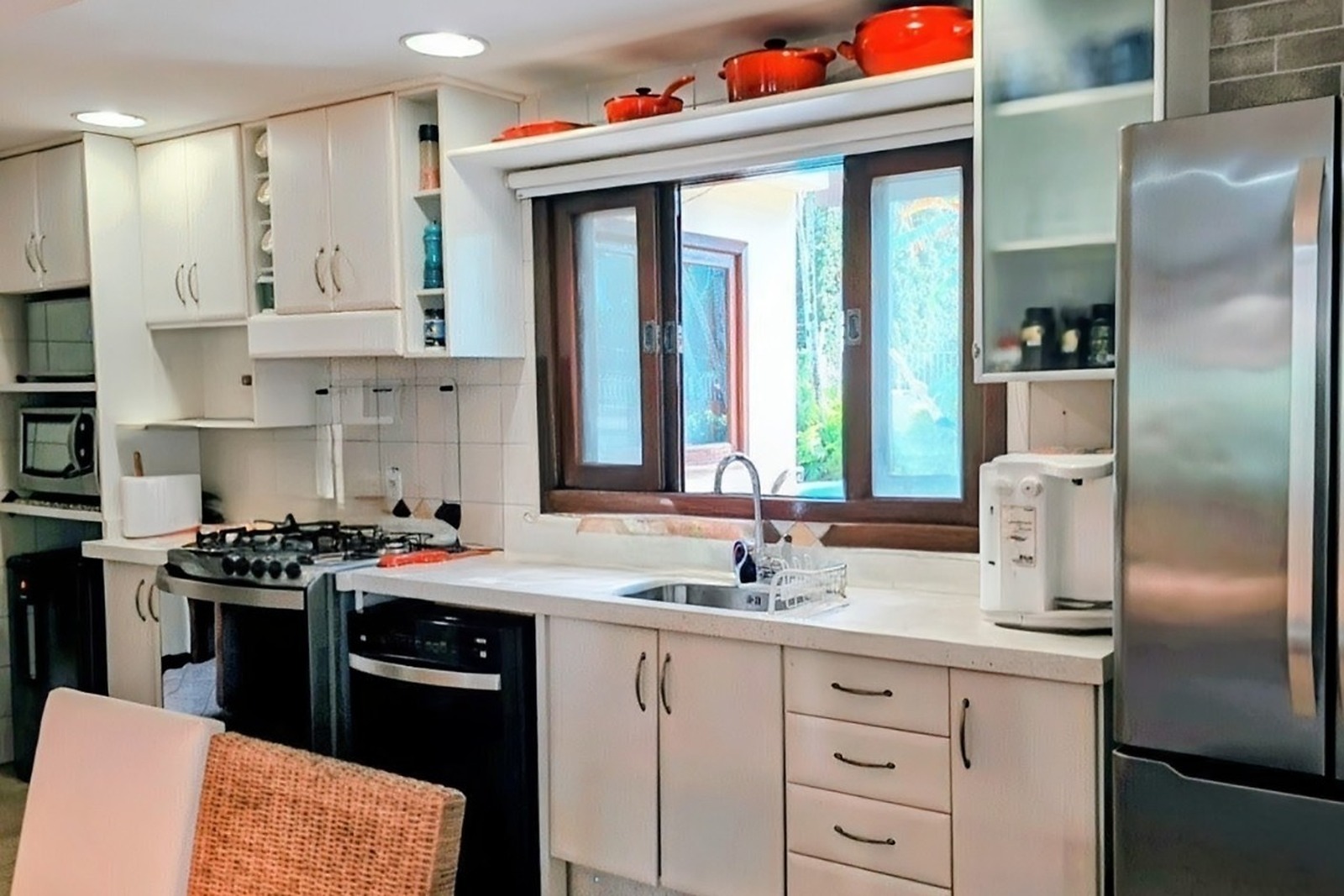 Casa de alto padrão à venda no Parque São Jorge, Itacorubi, Florianópolis — cozinha com móveis planejados em MDF. Forro em gesso com luminárias embutidas.