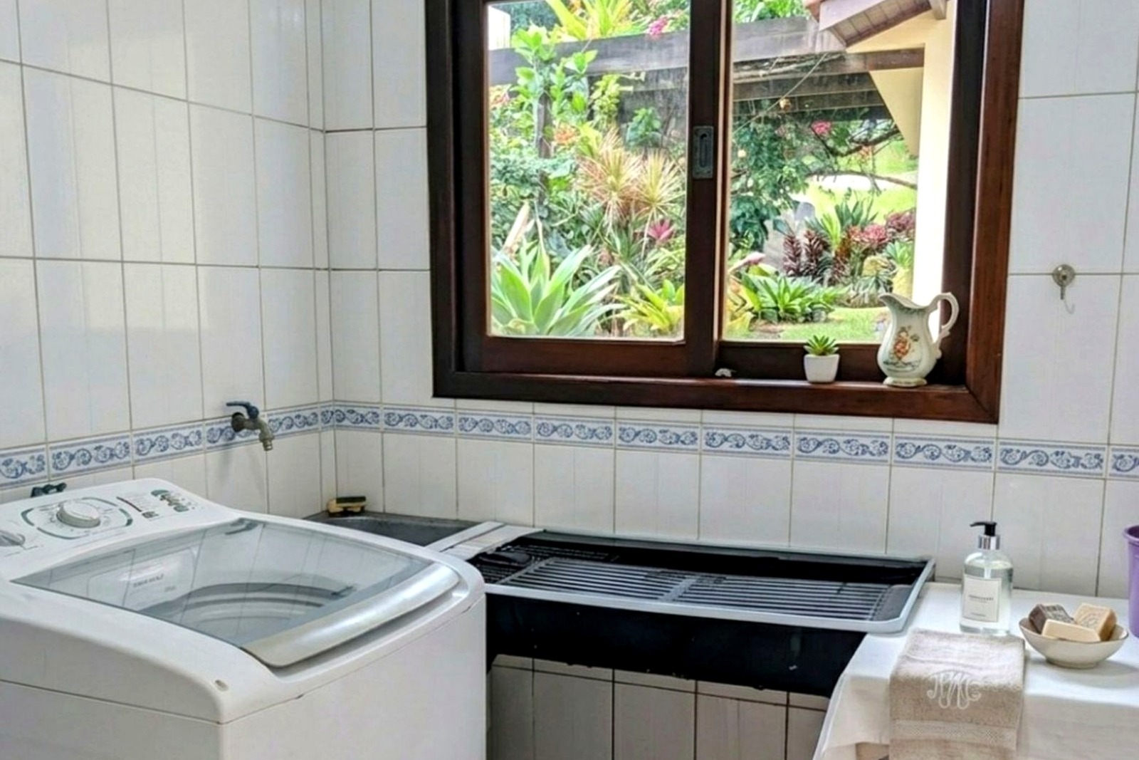 Casa de alto padrão à venda no Parque São Jorge, Itacorubi, Florianópolis — lavanderia iluminada e ventilada.