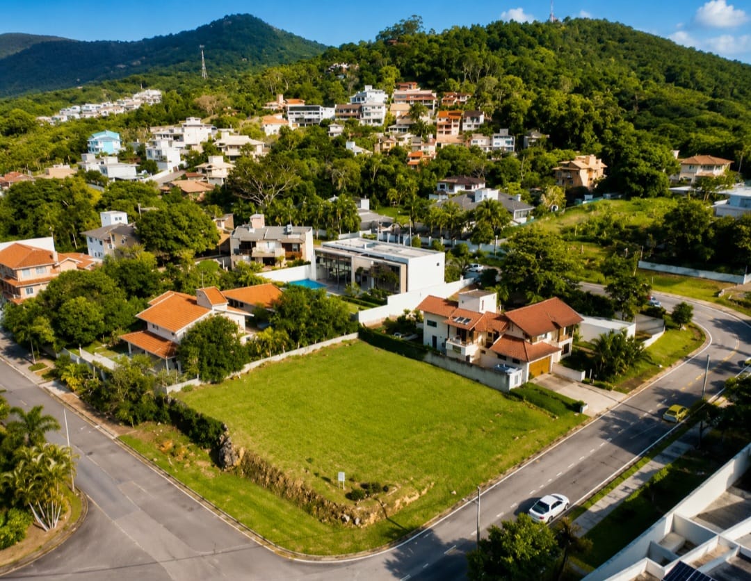 Vista aérea de terreno de esquina com 906 m² no bairro João Paulo, Florianópolis, ideal para residência de alto padrão.