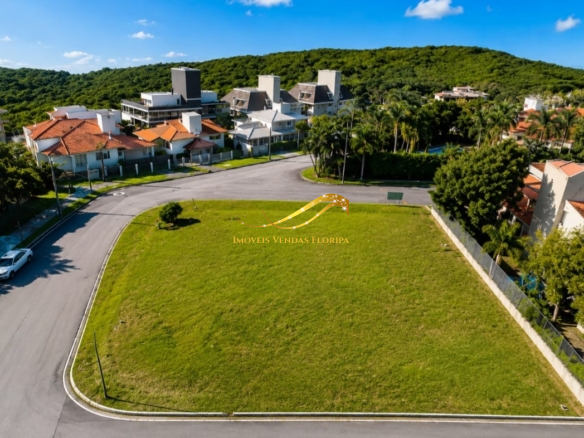 Vista superior de terreno plano com 906 m² para mansão, no bairro João Paulo, cercado por residências de alto padrão.
