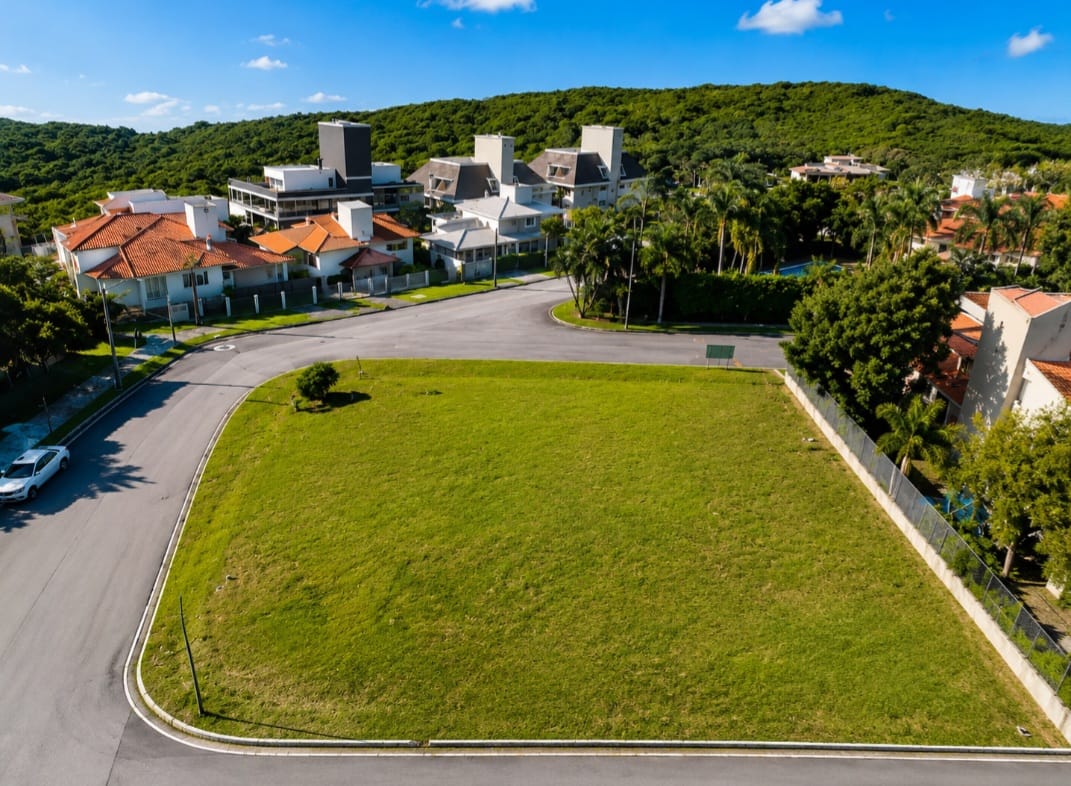 Vista superior de terreno plano com 906 m² para mansão, no bairro João Paulo, cercado por residências de alto padrão.