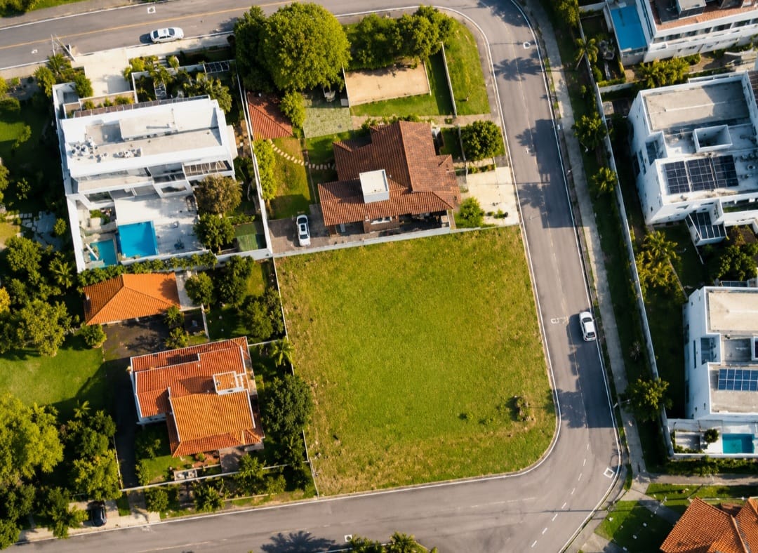 Belo terreno em bairro residencial, de alto padrão.