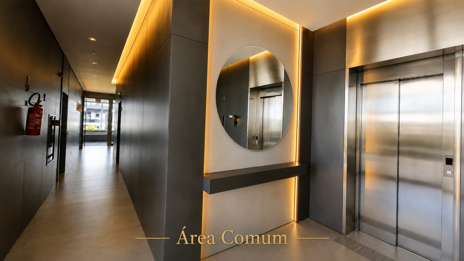 Hall dos elevadores com design contemporâneo, iluminação indireta e acabamentos sofisticados no Jardim Atlântico, Florianópolis.