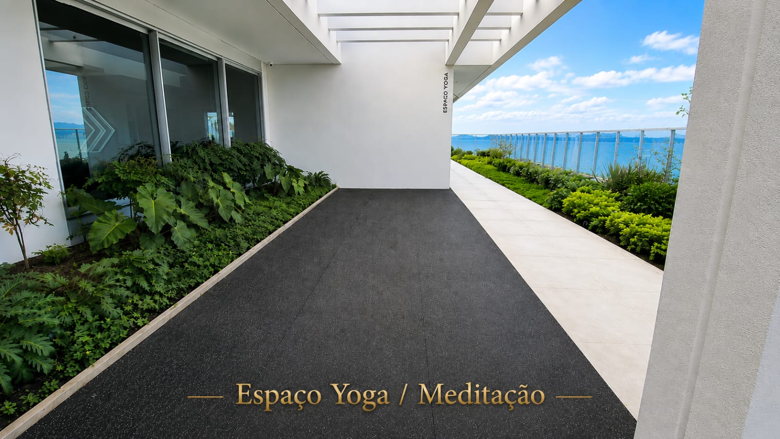 Espaço ao ar livre para yoga e meditação com paisagismo e vista parcial para o mar no Jardim Atlântico, Florianópolis.