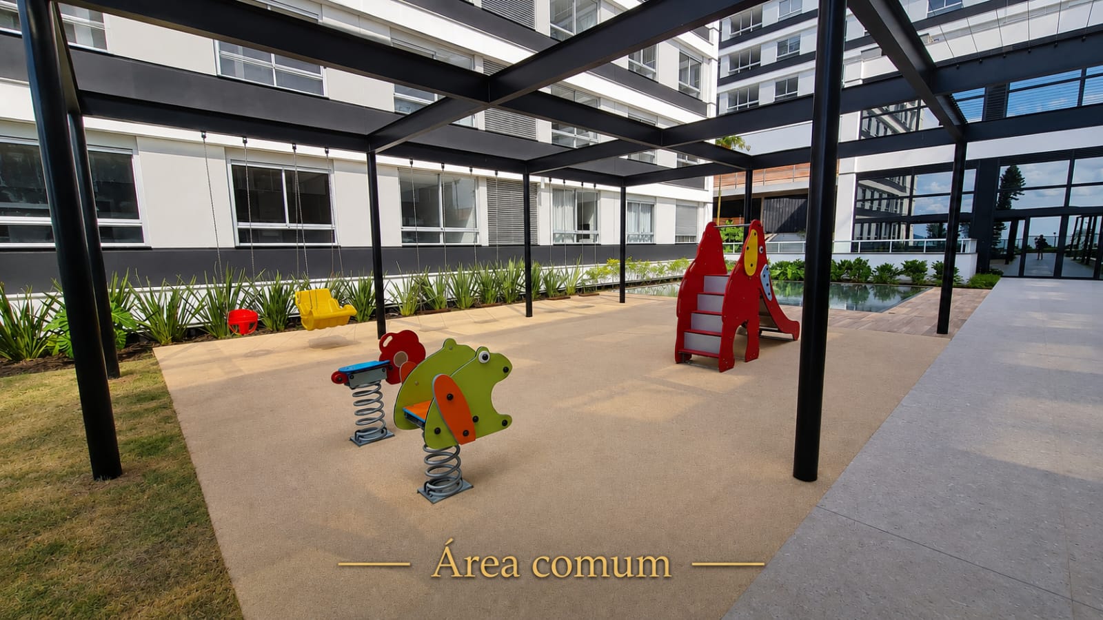 Playground infantil ao ar livre na área comum do condomínio no Jardim Atlântico, Florianópolis.