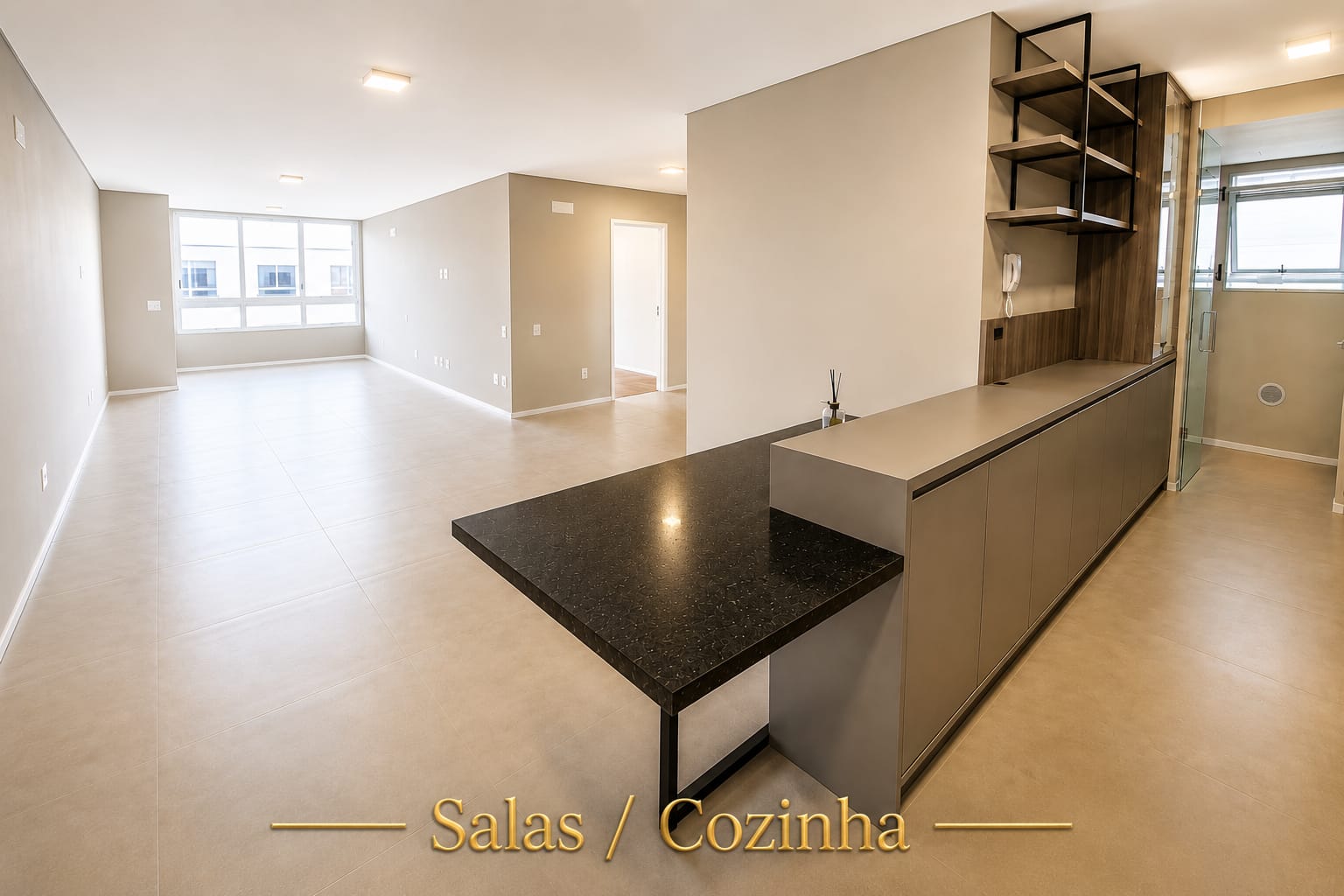 Cozinha americana integrada às salas, com móveis planejados em MDF e bancada, em apartamento no Jardim Atlântico, Florianópolis.