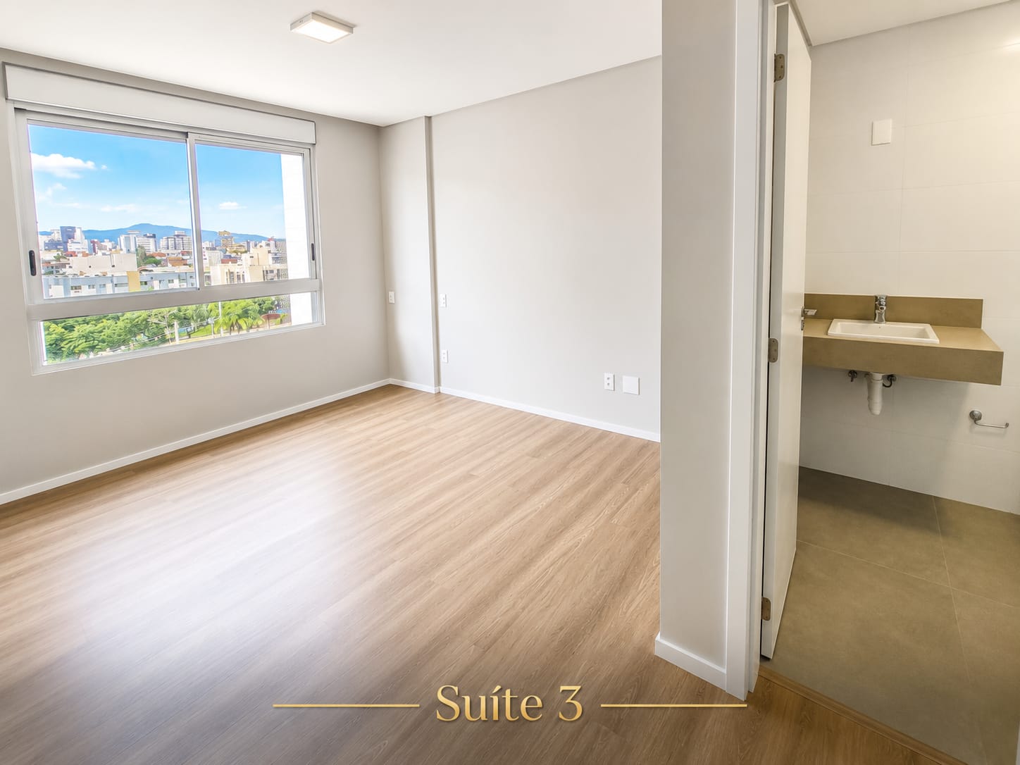 Suíte ampla e iluminada com banheiro privativo e vista urbana em apartamento de alto padrão em Florianópolis.