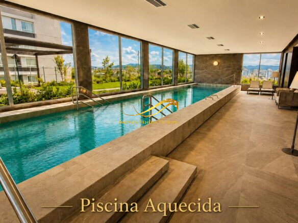 Piscina aquecida do condomínio clube no Jardim Atlântico, Florianópolis, com área de lazer moderna