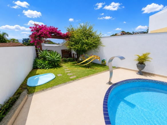 Área de lazer externa com piscina, jardim paisagístico e cascata, proporcionando privacidade e contato com a área verde.